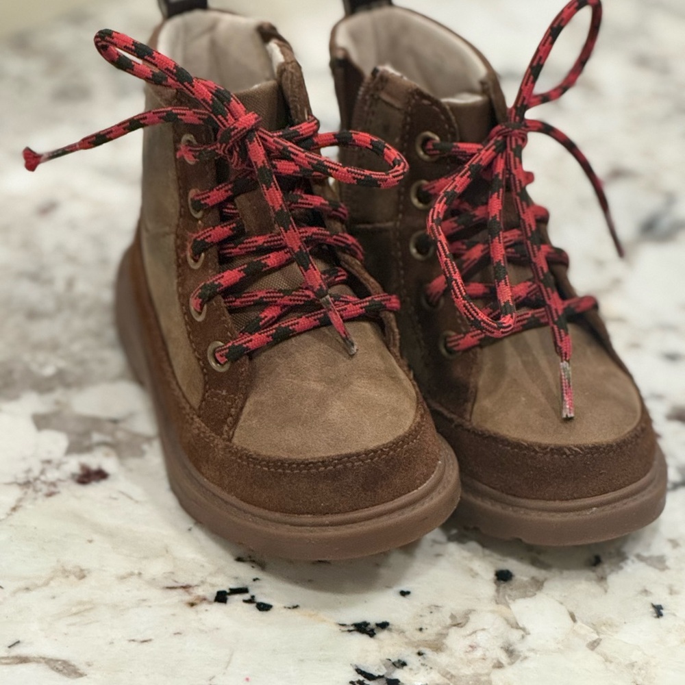 UGG Robley All-weather Kids Brown Boots with Red Buffalo check Laces NWOT